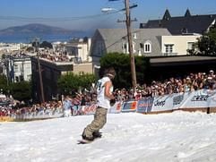 Blick auf einen Snowboarder beim Springen in die Fillmore Street von San Francisco beim sogenannten «Icer Air 2005». (Foto: dpa)