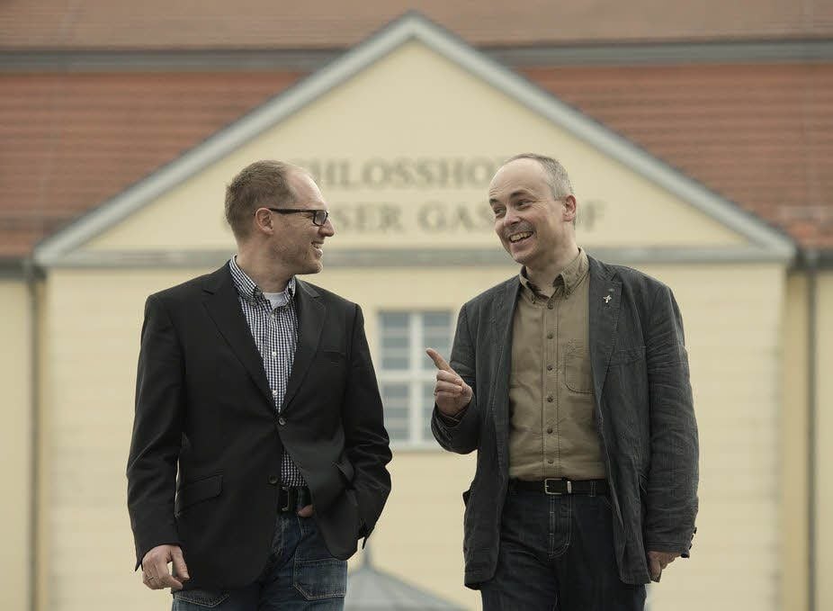 Kreisoberpfarrer Theodor Hering (r.) und Ingo Kugenbuch, Leiter der MZ-Lokalredaktion Quedlinburg, laden zu einem öffentlichen Diskussionsabend ein.