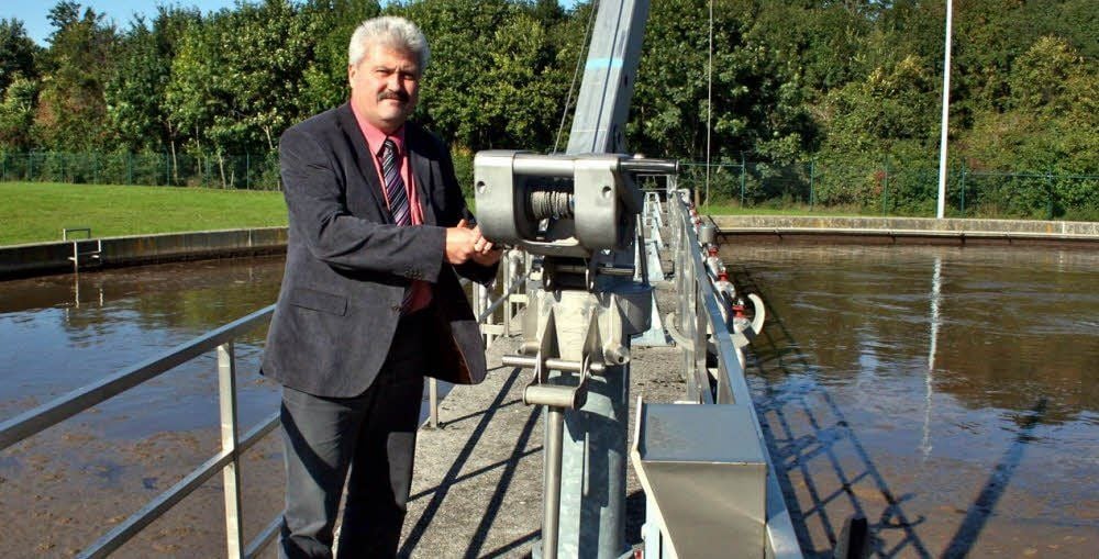 Harald Bock, Technischer Leiter des Wasserzweckverbandes, steht auf der Brücke des „Belebungsbeckens“. Mit Hilfe des Kranes werden bei Instandhaltungsarbeiten die Rührwerke im Becken angehoben. Zusätzliche Belüftungskerzen sorgen hier für die Sauerstoffzufuhr.