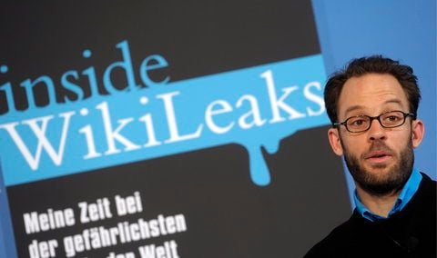 Der Autor und ehemalige Wikileaks-Sprecher Daniel Domscheit-Bergspricht in Berlin bei der Vorstellungseines im Econ-Verlag erschienenen Buchs «Inside WikiLeaks» auf demPodium. (FOTO: DAPD)