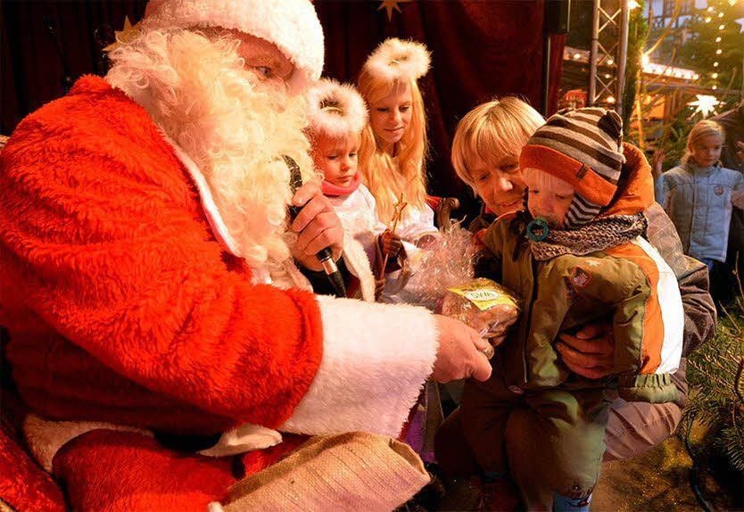 Matheo gehörte zu den ersten, die vom Weihnachtsmann beschenkt wurden.