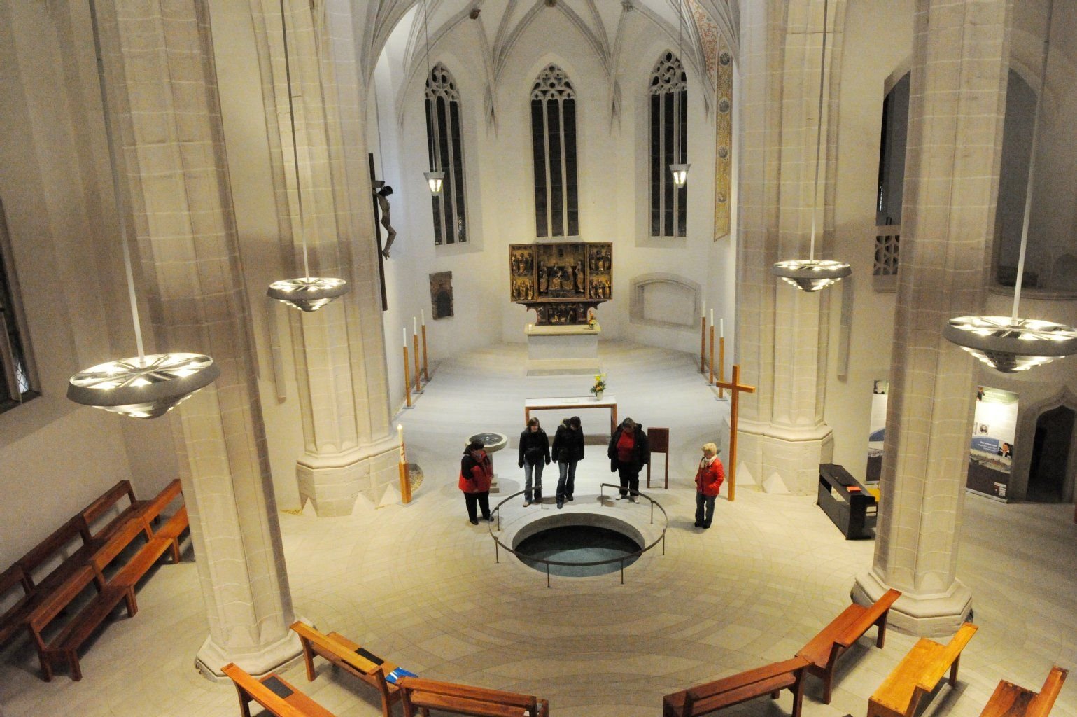Blick auf das Taufbecken in der Petrikirche in Eisleben.