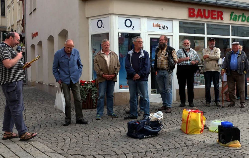 Montagsdemonstranten beim Protest in der Zeitzer Innenstadt.