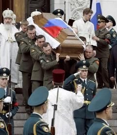 Eine Ehrengarde trägt den Sarg mit der Leiche des früheren russischen Präsidenten Boris Jelzin nach dem Abschiedsgottesdienst in Moskau. Schon die Särge von Jelzin und des Musikers Rostropowitsch konnten im Frühjahr nur mit Not auf dem Neujungfrauen-Friedhof begraben werden. (Foto: dpa)
