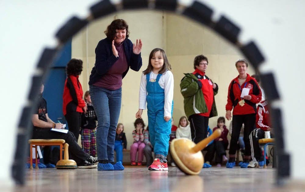 Soraya Balke von der Sine Cura Schule, hier mit Lehrerin Susann Juretzek, gewann das Eisstockschießen.