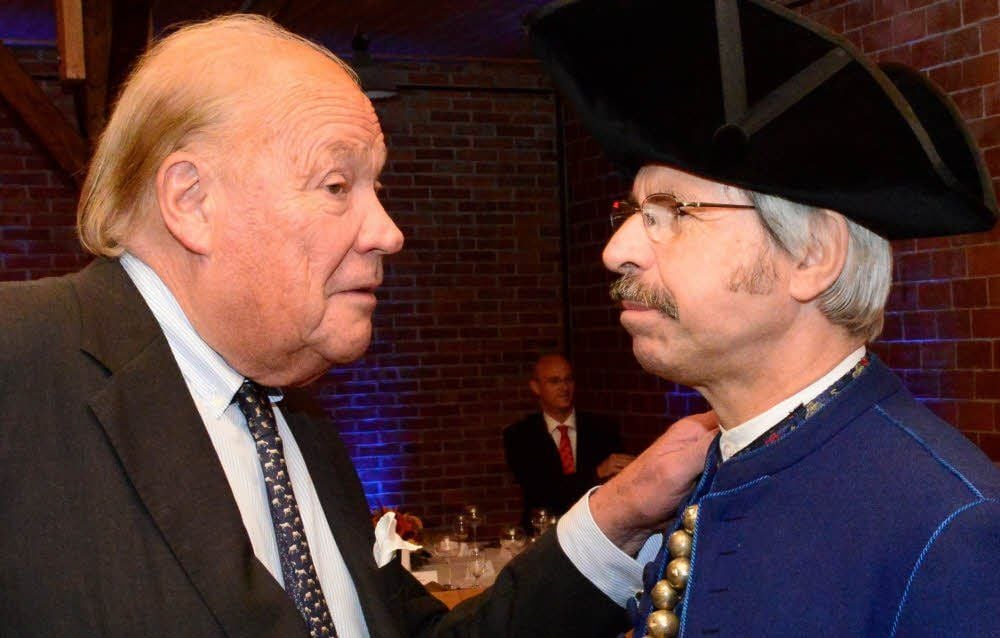 Am Rande der festlichen Salztafel der Halloren war unter anderem auch Michael von Busse (l.), Enkel des Schlossherrn Hans-Hasso von Veltheim, im Gespräch mit Hallore Rüdiger Just.