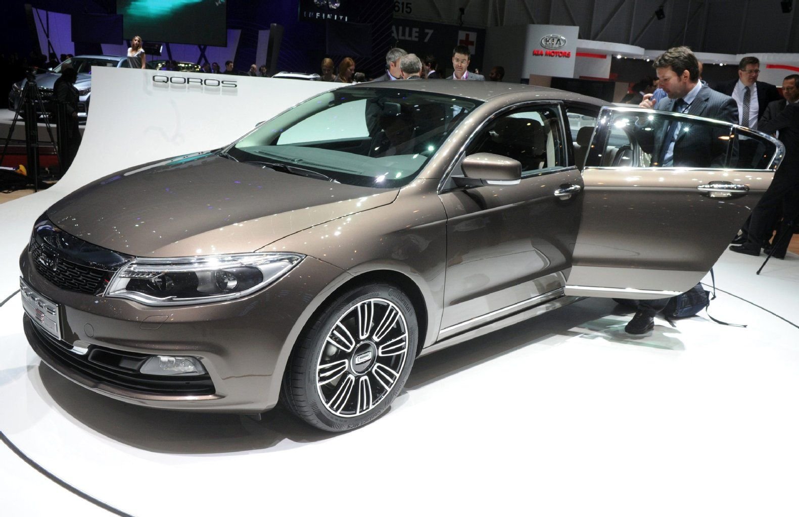 Seine Premiere feierte der Qoros 3 Sedan auf dem 83. Autosalon in Genf im März 2013.