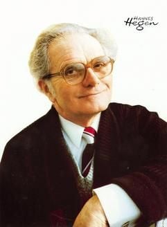 Zeichner Hannes Hegen, der am 16. Mai 2005 seinen 80. Geburtstag begeht. Er ist der Vater der Comic-Figuren Dig, Dag und Digedag, die von 1955 bis 1975 als pfiffige Helden im DDR-Comic-Heft «Mosaik» ihre Abenteuer erlebten. (Foto: dpa)