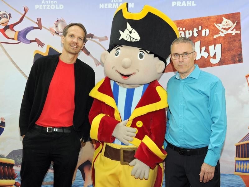 Die Regisseure Jan Stoltz (l) und Hubert Weiland bei der Premiere von „Käpt’n Sharky” in München. Foto: Ursula Düren