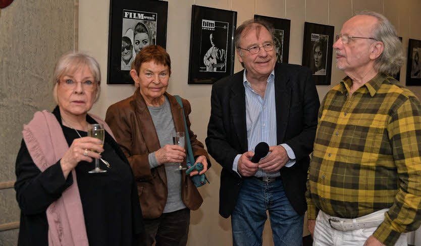 Die Spur der Bilder-eine Ausstellung von "filmspiegel" und Defa Fotograf Klaus-Dieter Schwarz im nh-Hotel. Im Gespräch mit den Defa-Stars Annekathrin Bürger (l), Schauspielerin u.a.Polizeiruf 110, Christel Bodenstein (2 v.L) Schauspielerin „Das singende, klingende Bäumchen, Klaus-D.schwarz (2 v. R) und Peter Gotthardt (R) Musiker, Komponist, Texter, Produzent und Verleger.
