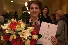 Blumen für die Dame: Autorin Daniela Danz geehrt (MZ-Foto: Günter Bauer)