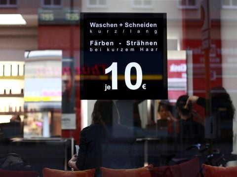Der Friseursalon «Art Cut» in Berlin Kreuzberg bietet einen Haarschnitt für 10 Euro an. (FOTO: DPA)