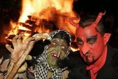 Ausgelassene Stimmung herrschte am Montag überall dort im Harz, wo die Hexen und Teufel in der Walpurgisnacht ihr Unwesen trieben, hier in Schierke (Kreis Wernigerode). (Foto: dpa)