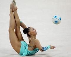 Die Russin Alina Kabaeva bei ihrer Performance mit dem Ball während der Finalrunde der Einzel in der Rhythmischen Gymnastik. Sie gewinnt Gold, ihre Landsfrau Irina Tschaschtschina Silber. (Foto: dpa)