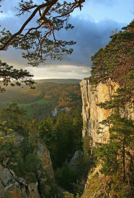 Von den Jurafelsen in den Freibergen bietet sich ein imposanter Ausblick.