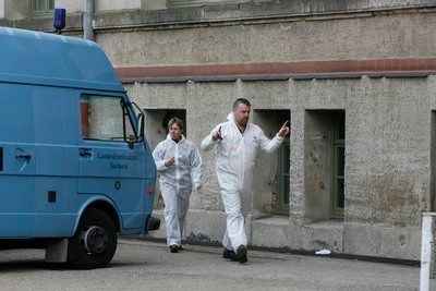 Kriminaltechniker gehen am 14.11.08 in Leipzig in das Humboldt-Gymnasium im Stadtteil Reudnitz. Nach dem Anschlagen von Fährtenhunden im Fall Michelle hat die Leipziger Polizei am Freitag die Spurensicherung fortgesetzt. (FOTO: DDP)