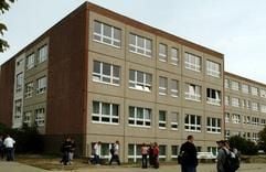 Das Gebäude der Sekundarschule IV in Wolfen, wo am 8. September 2004 ein 16-jähriger Junge von einem ehemaligen Mitschüler zusammengeschlagen worden war und an den schweren Verletzungen gestorben ist. (Foto: dpa)