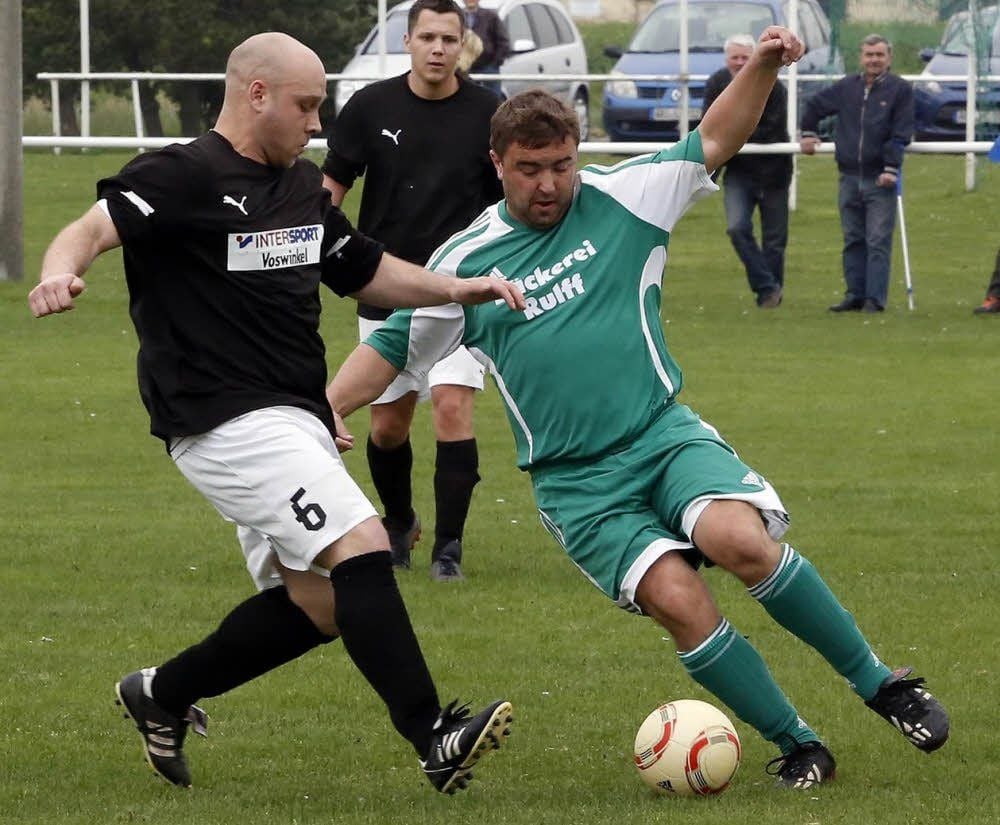 Großpaschlebens Marco Bösener (links) brach mit seiner Mannschaft das Spiel in Großzöberitz ab.