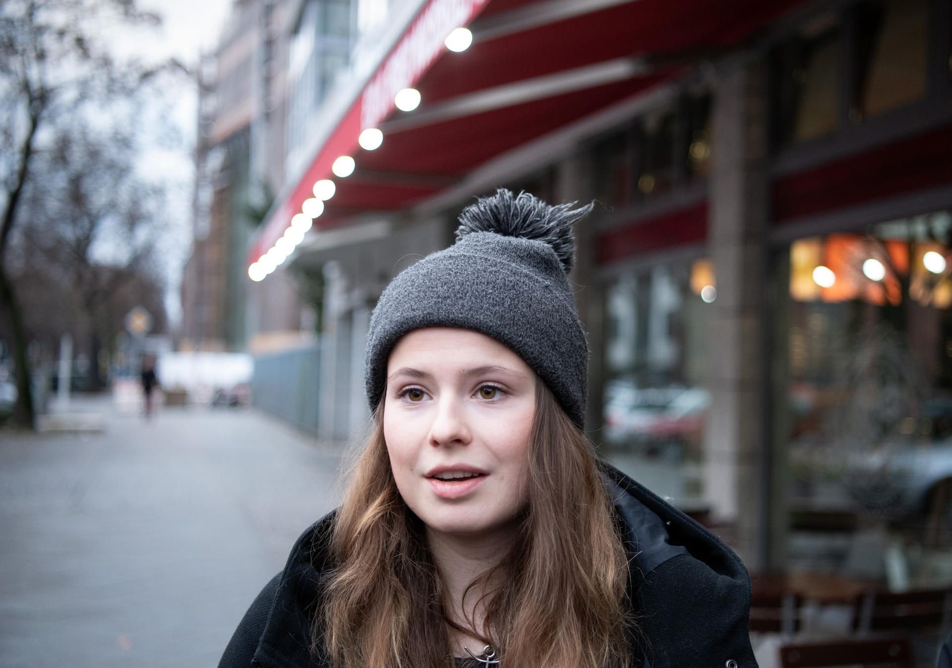 Luisa Neubauer, Fridays-for-Future-Aktivistin, beantwortet nach einem Gespräch mit Siemens-Chef Kaeser Fragen.