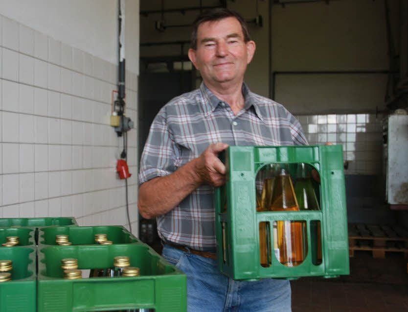 Rentner Wolfgang Fischer holte sich am Dienstag Apfelsaft in der Rössulner Annahmestelle.