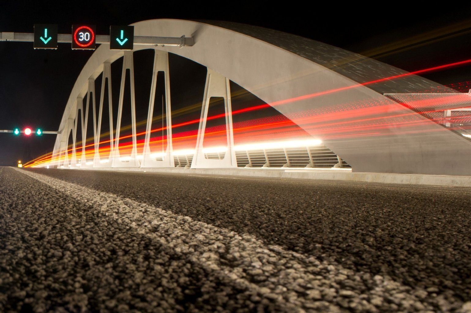 Autos fahren am frühen Montagmorgen über die Waldschlösschenbrücke in Dresden. Die Brücke ist seit 26. August für den Verkehr freigegeben.