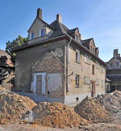 In der Ertelstraße wird gebaut - Häuser werden rundum saniert, teilweise wurden Anbauten abgerissen.