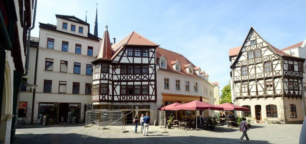 Ein herrliches Ensemble in Halles Innenstadt: Das Fachwerkhaus in der Großen Klausstraße ist nun fast vollständig saniert.
