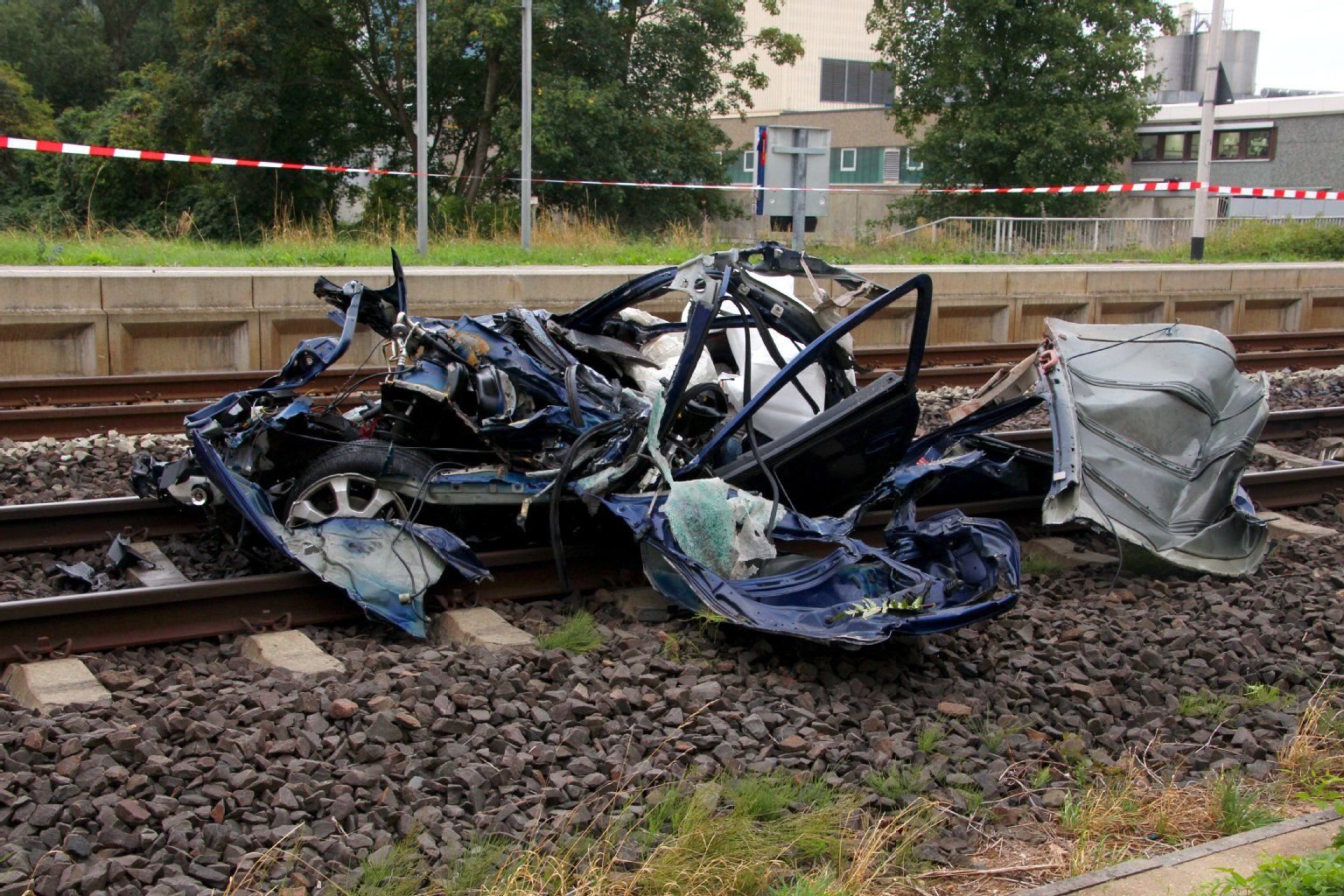 Bei dem Verkehrsunfall sind am Samstag fünf junge Männer ums Leben gekommen.