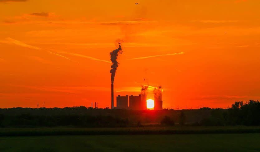 Das Kraftwerk Schkopau versinkt im Abendrot. Zwar ist der Sommer offiziell vorbei, doch ein paar Stunden Sonne gibt es noch.