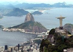 Blick über die Christus-Statue auf Rio de Janeiro - in Brasilien leben nach Schätzungen über eine Million Mädchen zwischen 5 und 17 Jahren als Haushaltshilfen. (Foto: dpa)