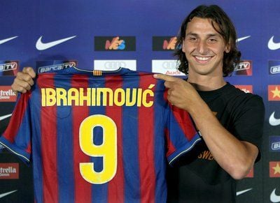 Zlatan Ibrahimovic hält das Trikot das Trikot seines neuen Arbeitgebers in der Hand. (FOTO: DPA)