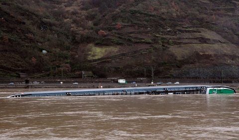Das gekennterte Schiff treibt im Rhein (FOTO: DPA)