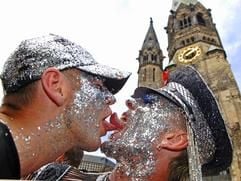 Verkleidete Männer küssen sich am Samstag (25.06.2005) während der diesjährigen Schwulen-Parade zum Christopher Street Day (CSD) in Berlin vor der Gedächtniskirche. (Foto: dpa)
