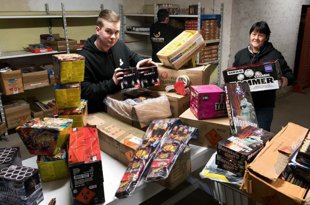 Philipp Dietzsch und Heike Winkelmann räumen in Obhausen das Feuerwerk aus Verpackungskisten und sortieren es in die Regale ein.