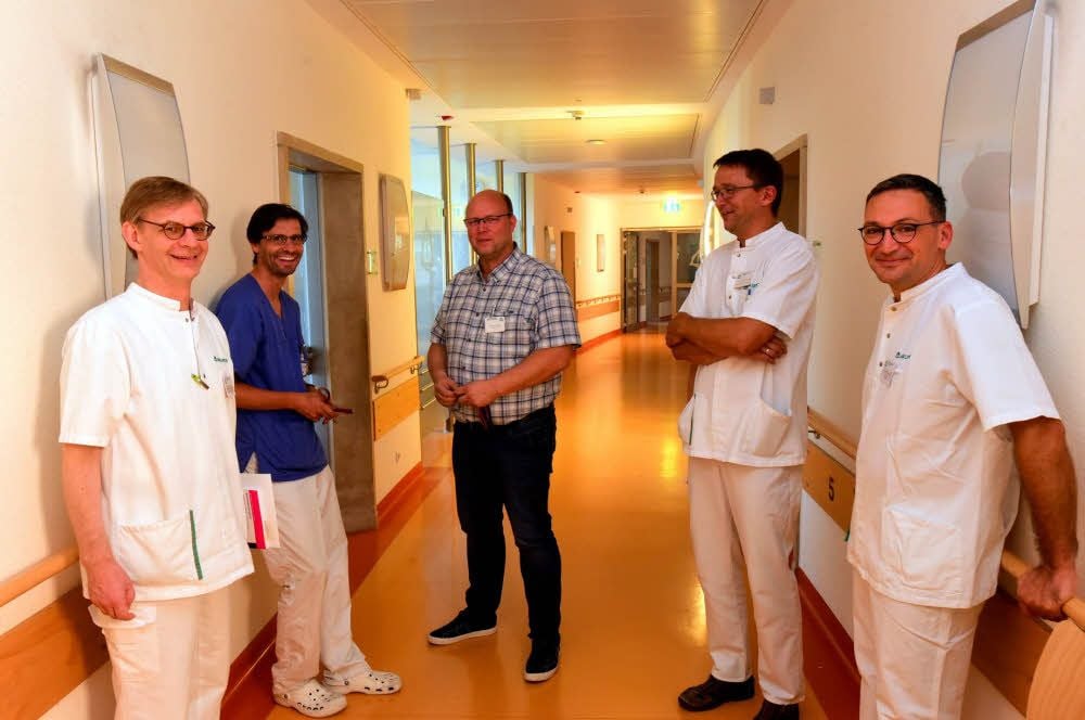 In der neuen Station: Chefarzt Matthias Görnig, Thomas Weiß, Thomas Pfennig sowie die Chefärzte Thoralf Lange und Burcin Özüyaman (v.li.)