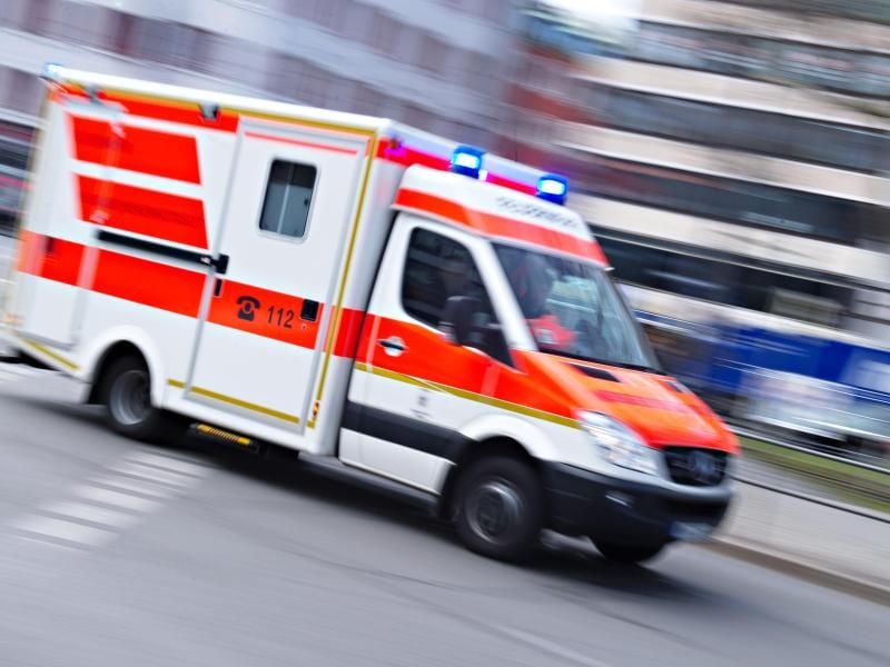 Ein Rettungswagen fährt mit Blaulicht. Foto: Nicolas Armer/dpa/Archivbild