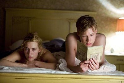 Michael Berg (David Kross) liest Hanna Schmitz (Kate Winslet) in einer Szene von «Der Vorleser» im Bett vor. In der Verfilmung des Weltbestsellers von Bernhard Schlink verliebt sich ein 15 jähriger in eine deutlich ältere Frau und findet nach ihrem Verschwinden heraus, dass sie KZ-Aufseherin war. (FOTO: DPA)
