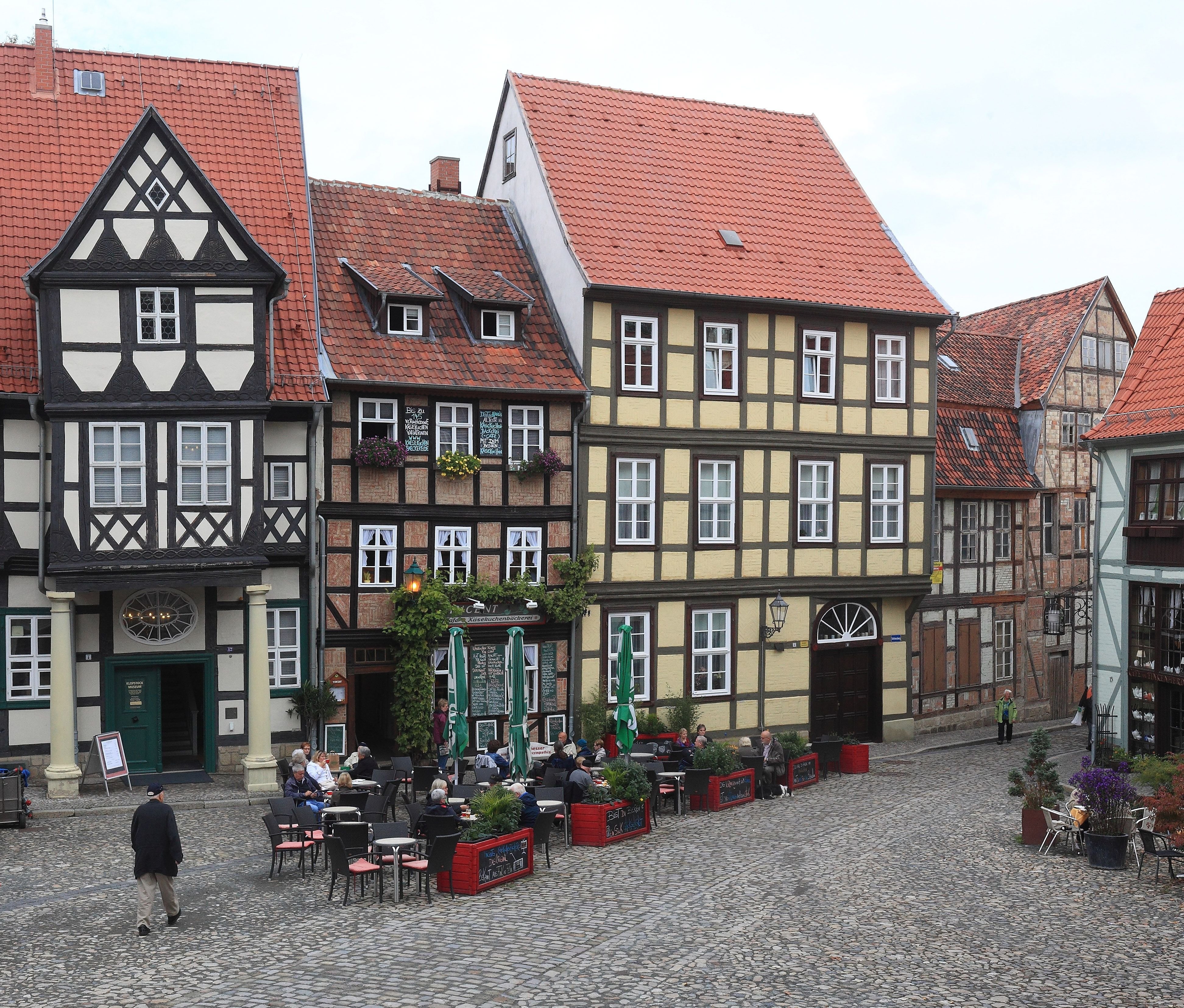 Freiluftgastronomie zwischen Klopstockhaus (v.l.) und den Kaffeehäusern „Käsekuchenbäckerei Vincent" und „Am Finkenherd" in Quedlinburg.