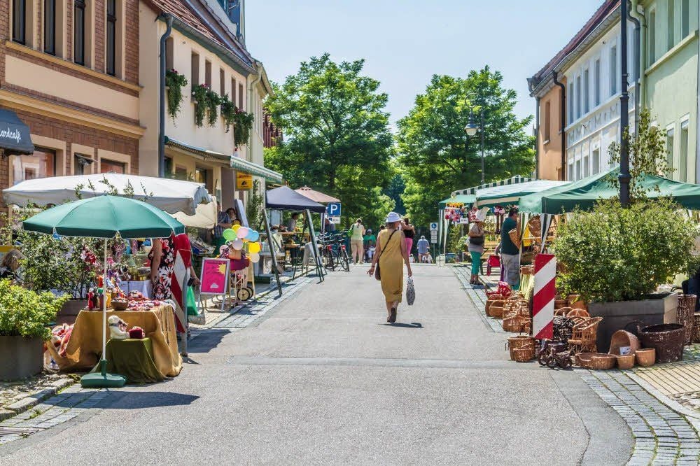 Ein Einkaufsbummel in Bad Schmiedeberg kann schön sein. Aber an sonntägliche Offerten müssen sich die Kunden erst gewöhnen.