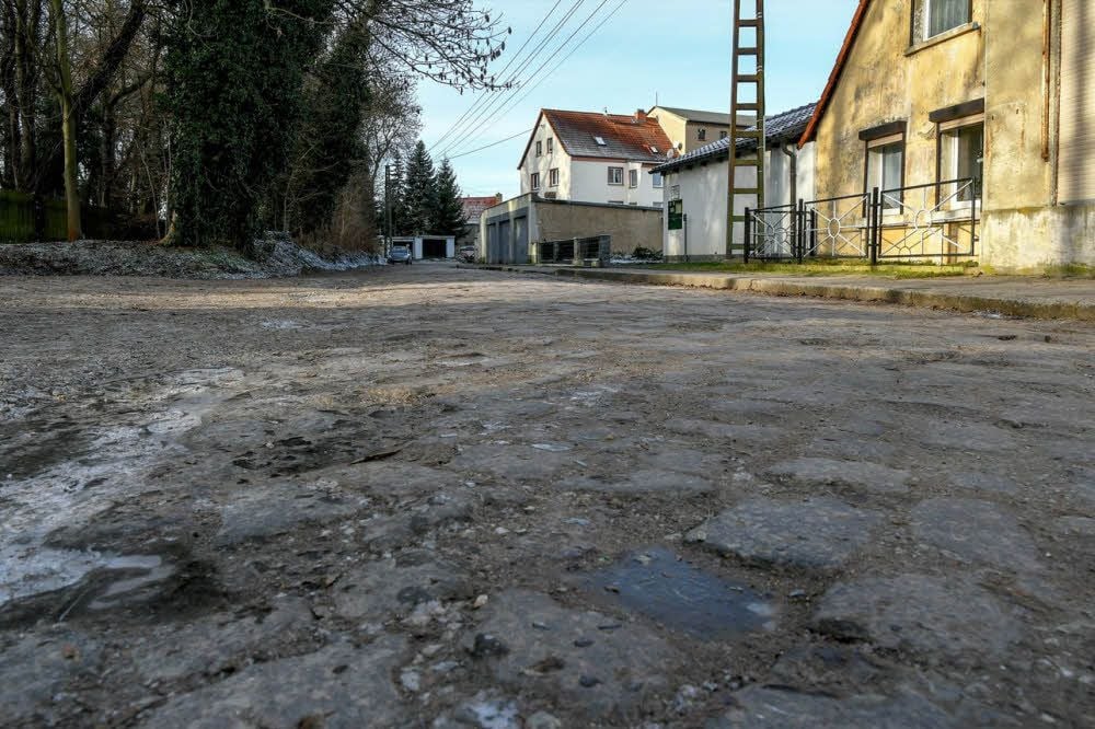 Die Teuditzer Straße in Tollwitz ist seit vielen Jahren in einem miserablen Zustand. Anwohner wehren sich aber aufgrund hoher Eigenbeiträge gegen einen grundhaften Ausbau.