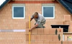 Bauen, was das Zeug hält. Der geplante Wegfall der Eigenheimzulage hat die Zahl der Baugenehmigungen in Deutschland in die Höhe getrieben. (Foto: dpa)