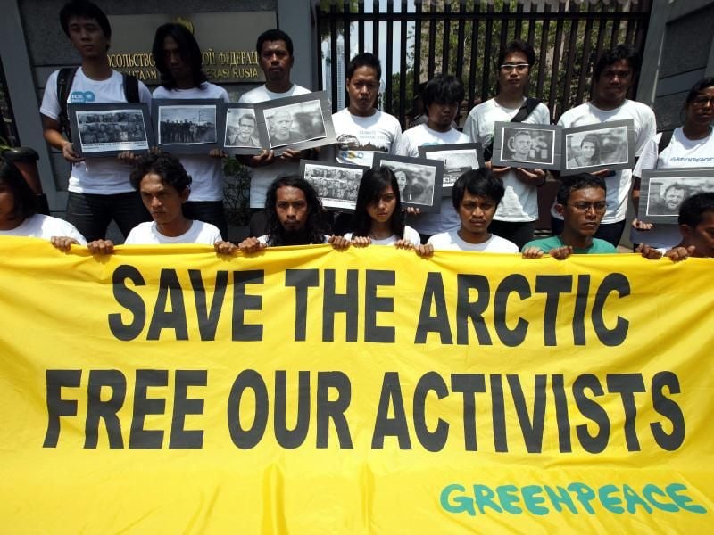 Greenpeace-Anhänger demonstrieren vor der russischen Botschaft in Jakarta für die Freilassung der Aktivisten.