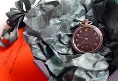Geschenke mit Geschichte - jungen Menschen kann zur Konfirmation, Firmung oder Jugendweihe auch ein Familienerbstück wie zum Beispiel Opas alte Uhr weitergegeben werden. (Foto: dpa)