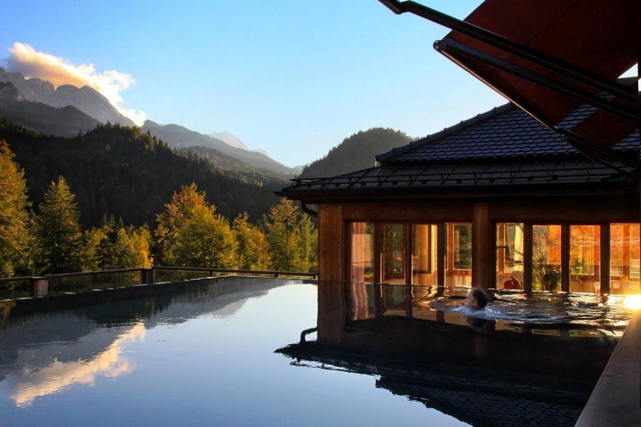 Entspannen am Pool geht in Wellness-Hotels besonders gut. Interessiert man sich für einen solchen Urlaub, sollte man sich aber genau informieren.