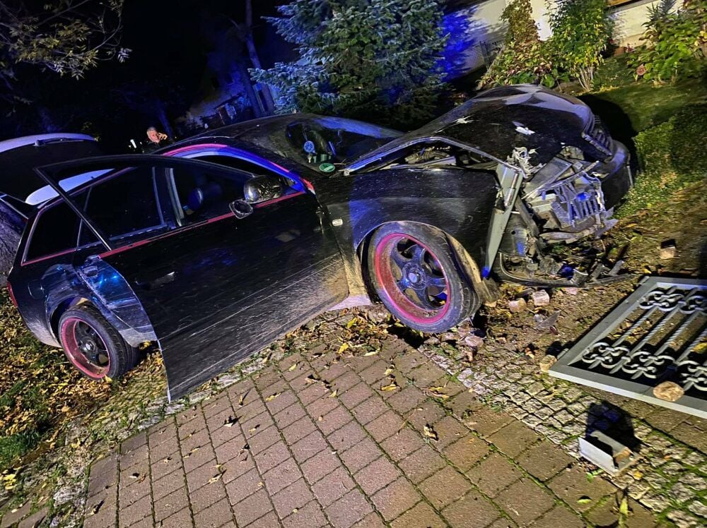 Anwohner alarmierten gegen 22.15 Uhr die Feuerwehr, nachdem der Audi durch die Hecke und den Zaun eines Grundstücks gefahren war.