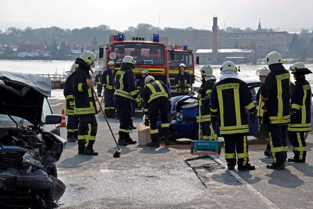 Zu einem schweren Verkehrsunfall mussten heute Nachmittag die Feuerwehren aus Hoym und Nachterstedt ausrücken.