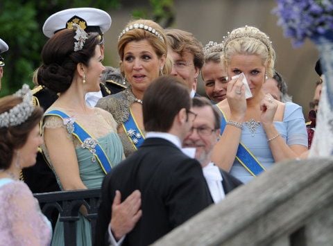 Die dänische Kronprinzessin Mary, die niederländische Kronprinzessin Maxima und die norwegische Kronprinzessin Mette-Marit warten auf die Braut. (FOTO: DPA)