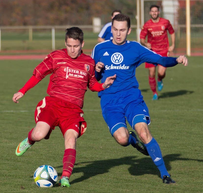 Pitt Schultz (links), hier gegen Eisleben, bejubelte mit den Landesliga-Kickern aus Elster am Sonnabend einen 5:1-Erfolg beim 1. FC Zeitz.