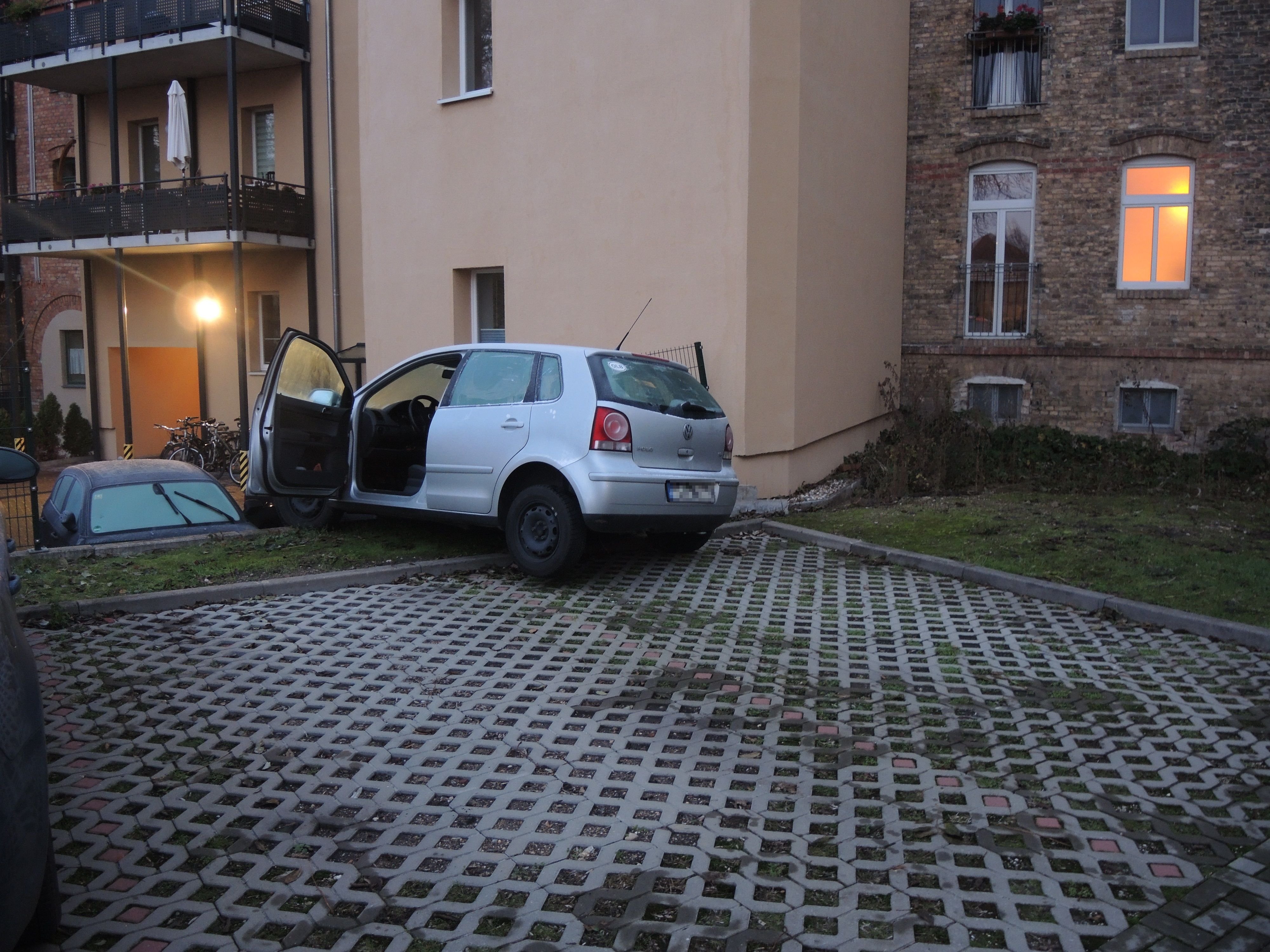 Bei dem Unfall durchbrach das Auto einen Zaun, der drei Autos beschädigte.