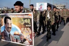 Arafat und Saddam im Tode vereint? Angehörige der Sicherheitskräfte der palästinensischen Fatah-Partei demonstrieren im Gazastreifen gegen die Hinrichtung des irakischen Diktators. (Foto: dpa)